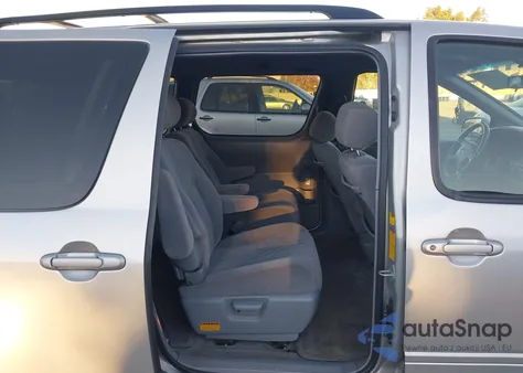 2002 Toyota Sienna Le z USA, uszkodzony, nr VIN 4T3ZF13C52U461937